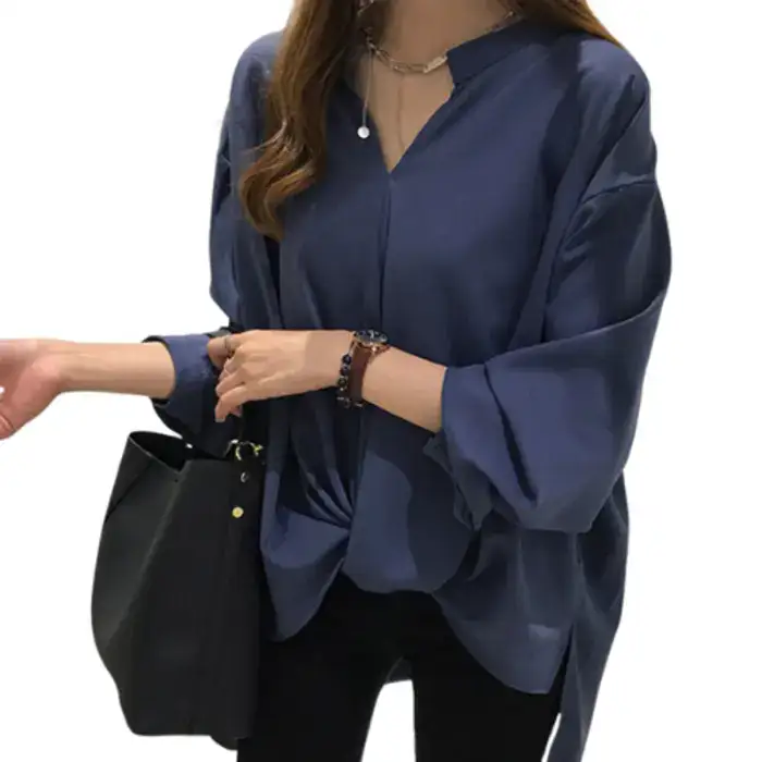 חולצת V-Neck כחולה | אלגנטית ומודרנית למראה מושלם