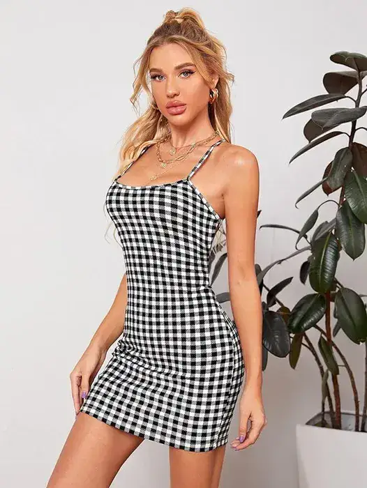 שמלת ערב אדומה עם רקמת זהב .הופעה מרהיבה