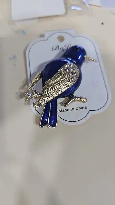 סיכת קרמיקה ציפור כחולה כנף מוזהב